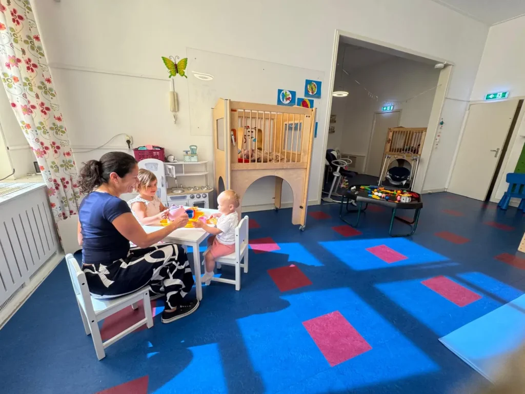 Pedagogisch Medewerker speelt met kinderen bij Prinsen & Prinsessen